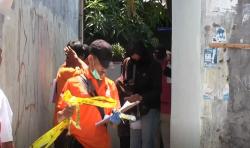 Densus Geledah Rumah Terduga Teroris di Cirebon, Buku dan Atribut Diamankan