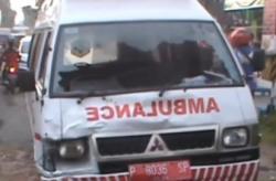 Detik-Detik Ambulans Bawa Pasien Demam Berdarah Tabrak 4 Sepeda Motor di Jember