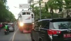Viral Mobil Dinas Kepala Dinkes Nganjuk Parkir di Rel KA di Solo, Perjalanan Kereta Terganggu