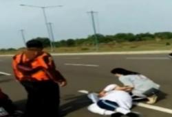 Detik-Detik Mobil Mewah Tabrak Siswi SMP hingga Kritis di Tangerang