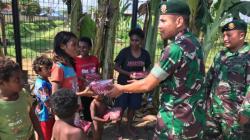 Yonif MR 411 Berbagi Kebahagiaan Bersama Warga Sekitar Monumen Kapsul Waktu di Papua