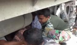 Detik-Detik Evakuasi Jasad Pria Terlindas dari Kolong Kereta di Padang