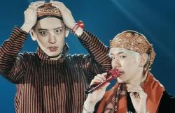 Viral, Personel EXO Pakai Blangkon saat Konser di Indonesia