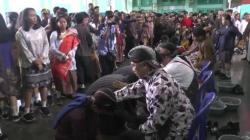 Momen Hari Guru Nasional, Siswa SMP di Cilacap Basuh Kaki Para Pengajar