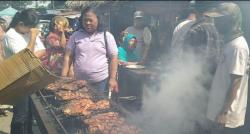 Tangkal Isu Ikan Makan Bangkai Babi, Pedagang di Medan Gelar Festival Makan Ikan Gratis<