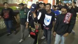 Berlinang Air Mata, Suporter Indonesia yang Ditahan Polisi Diraja Malaysia Tiba di Bali