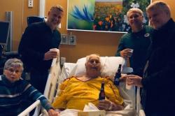 Haru tapi Kocak, Jelang Ajal Kakek Ini Minta Minum Bir Bareng Keluarga