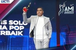 Tulus dan Andmesh Kamaleng Raih Penghargaan di AMI Awards 2019