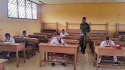 Jadi Pengawas Ujian SD, Prajurit TNI di Papua Beri Motivasi kepada Murid