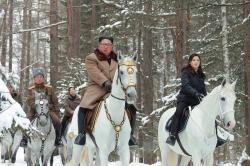 Kim Jong Un Naik Kuda Putih ke Gunung Keramat Korut Lagi, Kali Ini Ditemani Istri
