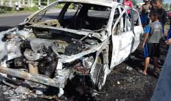 Sedan Peugeot Terbakar di JJLS Kulonprogo akibat Korsleting AC