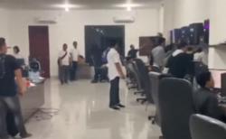 Video Polda Jatim Gerebek Hacker Pembobol Kartu Kredit di Surabaya