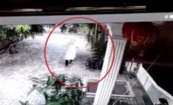 Aksi Perempuan Curi Perhiasan di Perumahan Jagakarsa Terekam CCTV