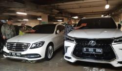 Video 11 Mobil Mewah Menunggak Pajak Terparkir di Apartemen Penjaringan