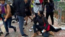 Viral, Polwan Hong Kong Duduki Tubuh Siswi SMP di Trotoar