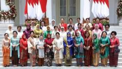 Kampanye Cegah Stunting, Para Istri Menteri Gelar Jalan Sehat