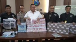 Penampakan Uang Rp2,6 M dan 2 Mobil Mewah yang Disita dari Pembobol Kartu Kredit di Surabaya