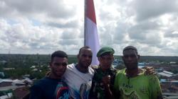 Video Aksi Heroik Prajurit TNI Bersama Warga Kibarkan Bendera Merah Putih di Asmat