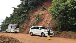 Longsor di Jalur Limapuluh Kota - Payakumbuh, 1 Mobil Bawa 4 Penumpang Terdorong ke Jurang