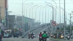 Polisi Bina Dua Anak yang Mainkan Lampu Flyover Palur, Salah Satunya Berkebutuhan Khusus