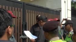 Video Dramatis Pemilik Rumah Mewah Tolak Dieksekusi di Surabaya