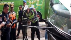 Petugas Gabungan Periksa Kendaraan di Terminal Kertawangunan Kuningan, 7 Bus Diamankan