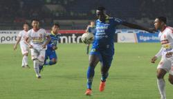 Ezechiel N'Douassel Cetak Brace, Persib Pesta Gol ke Gawang Badak Lampung