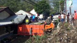Sopir Mengantuk, Truk Bermuatan Cabai Terguling dan Hantam Rumah Warga Jember