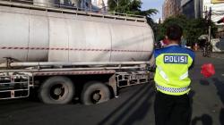 Truk Semen Terperosok di Kawasan Thamrin City, Begini Kondisinya