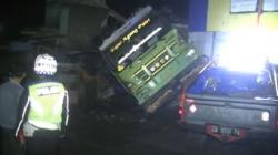 Truk Pasir Tabrak Ruko di Cianjur, 3 Orang Sekeluarga Tewas Tertimbun Reruntuhan<