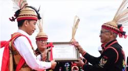Jadi Presiden Pertama yang Datang ke Krayan Nunukan, Jokowi Dihadiahi Gelar Dayak Lundayeh