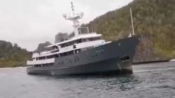 Tabrak Karang, Kapal Pesiar Mewah Kandas di Perairan Pulau Wayag Raja Ampat