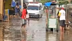 Video Pria 55 Tahun di Bandung Tewas Kelelahan Bersihkan Lumpur Sisa Banjir