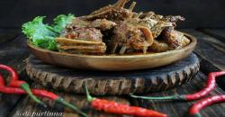 Menu Spesial untuk Makan Malam, Lezatnya Iga Kambing Bakar Pedas