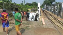 Kereta Api Tabrak Minibus di Perlintasan Tanpa Palang Pintu di Pasuruan, 1 Tewas<
