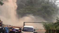 Air Terjun Lembah Anai di Tanah Datar Meluap, Jalur Bukittinggi-Padang Macet Panjang