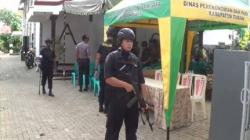 Tim Penjinak Bom Brimob Polda Jatim dan Polres Tuban Sterilkan Sejumlah Gereja