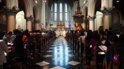 Jemaat Gereja Katedral Jakarta Khidmat Ikuti Misa Malam Natal<