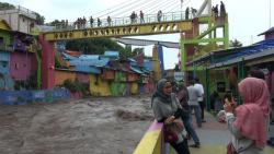 Kampung Warna Warni Malang Diterjang Banjir, Wisatawan Malah Asyik Selfie