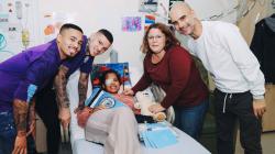 Guardiola dan Pemain Man City Berbagi Hadiah di Hari Natal