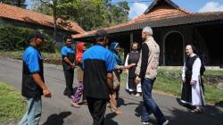 Kisah Natal, Ibu-Ibu Pengajian Bantu Suster Persiapkan Perayaaan Natal di Gereja<