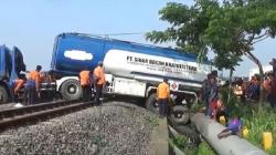 Truk Tangki Kecelakaan Tunggal di Lamongan, Jadwal Kereta Api Terganggu<