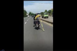 Viral Remaja Putri yang Naik Motor Sambil Bawa Gir, Polsek Cepiring Buru Pelaku<