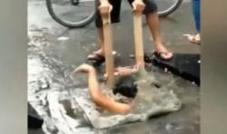 Video Pria di Bandung Masuk Gorong-Gorong Kotor demi Bersihkan Sampah