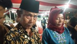 Ustaz Adi Hidayat Beri Hadiah Umrah kepada Pasangan Tertua Nikah Massal di Balai Kota