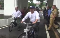 Video Masuk Gorong Viral, Pria Ini Dapat Hadiah Sepeda dari Pemkot Bandung