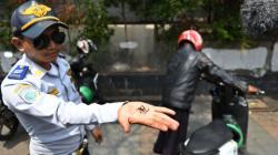 Penindakan Pelanggaran Jalur Sepeda, 12 Personel Gabungan Siaga di Tomang Raya