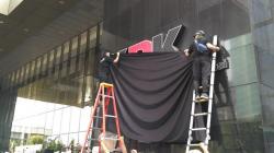 Logo Gedung KPK Ditutup Kain Berwarna Hitam