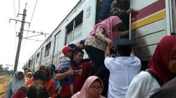 KRL Rute Bekasi - Kota Anjlok di Dekat Stasiun Kampung Bandan