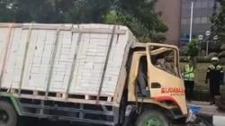 Kecelakaan di Dekat Tol Semanggi, Bagian Depan Truk Pengangkut Hebel Rusak Parah